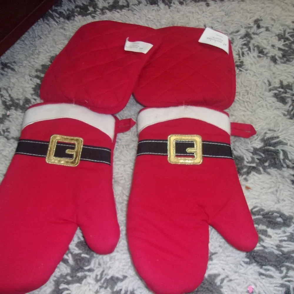 Bundle of 2 Cookies with Santa Pot Holders and Mitts new
